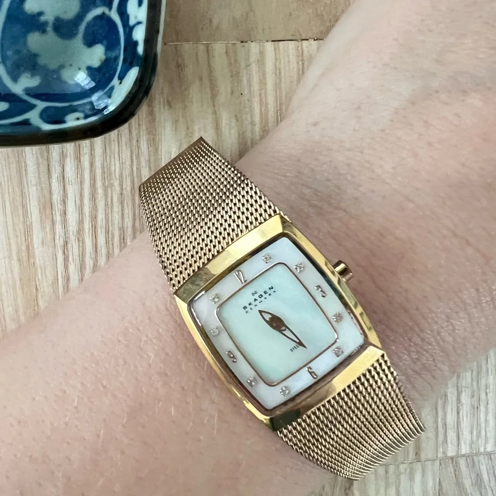 Skagen Denmark ladies rectangular rose gold tone dress watch NEW BATTERY